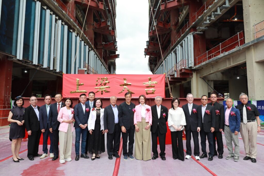 全球人壽總部園區於6月26日舉行上梁典禮，由全球人壽董事長林文惠（右八）、總經理馬君碩（左四）及貴賓共同見證全球人壽總部園區新建工程達成階段性目標，邁入新的里程碑。(圖/全球人壽提供）