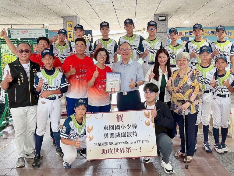 台北市議員洪婉臻與萬華清蓮宮致贈東園國小少棒隊30萬元選手加菜金。