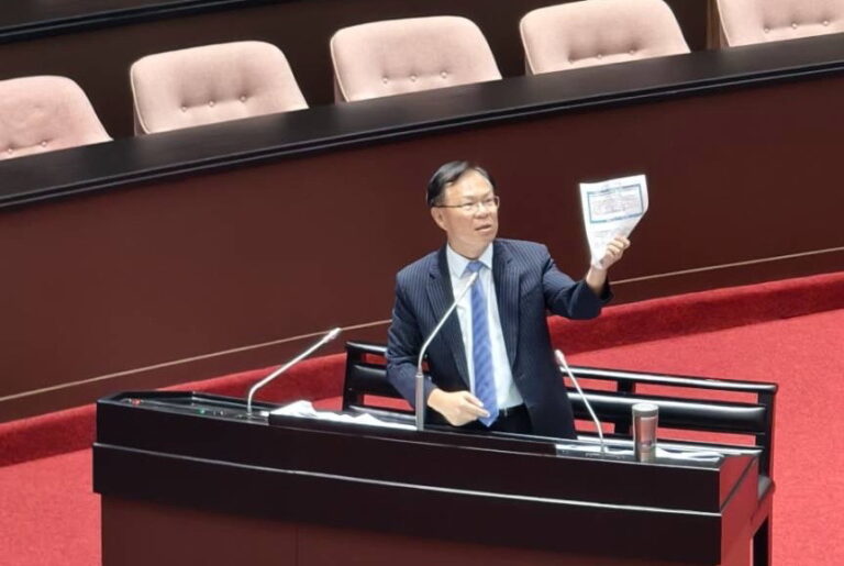 張啓楷爆料,行政院災害防救辦公室主任王怡文在災情最嚴峻期間,遠赴韓國參加APEC會議,直到8月2日才返國。(圖/張啓楷國會辦公室)