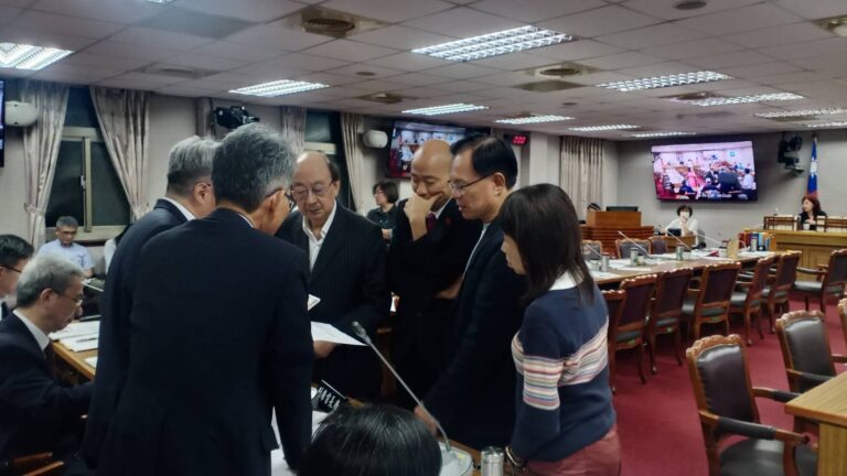 立法院朝野黨團協商由立法院長韓國瑜主持,草案第一條採納民眾黨版本,明確強調災民救助與專款專用。(圖/民眾黨團)