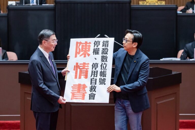 葛如鈞在場議親手將500多名受害者的《聯合陳情書》送交行政院長卓榮泰,希望卓院長能責成數發部盡速處理。(圖/葛如鈞國會辦公室)