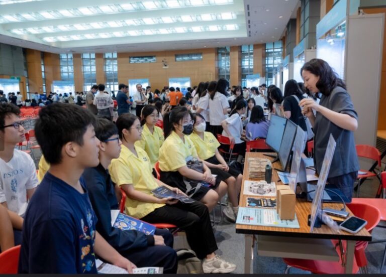 新北市教育局日前舉辦全國首場「國際量子科技展」，協辦的台灣學聯集結國內外頂尖產官學研單位同台交流，盛況空前。(圖／台灣學聯)