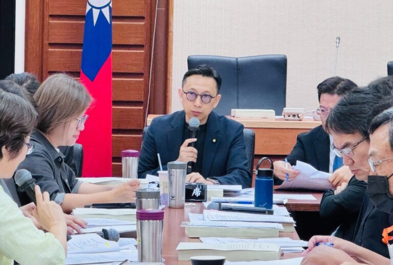 葛如鈞主持「人工智慧基本法」黨團協商,會中集結朝野立委與部會代表,展現推動我國首部AI專法的高度共識。(圖/葛如鈞國會辦公室)