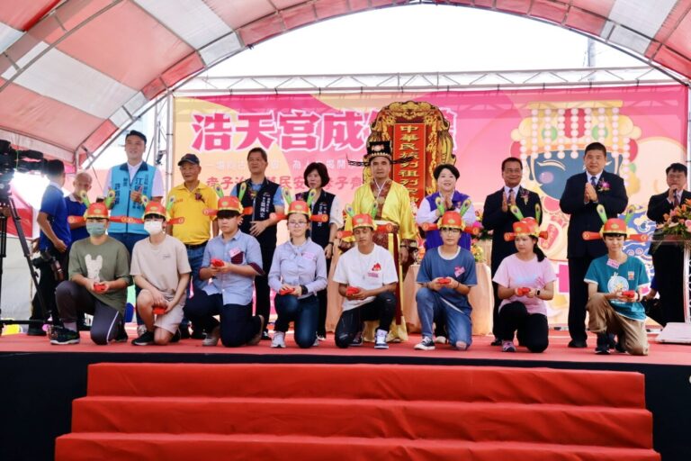 浩天宮首次舉辦「成年加冠禮」，結合傳統禮教與地方信仰，象徵青年學子邁向成人、承擔責任的重要時刻。(圖／梧棲浩天宮)