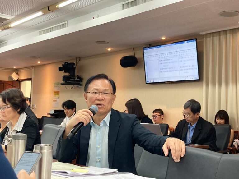 張啓楷揭露,去(113)年7月18日,神采公司分包商仁茂有限公司委由報關業者自越南進口一批軍用野戰靴涉嫌洗產地。(圖/張啟楷國會辦公室)