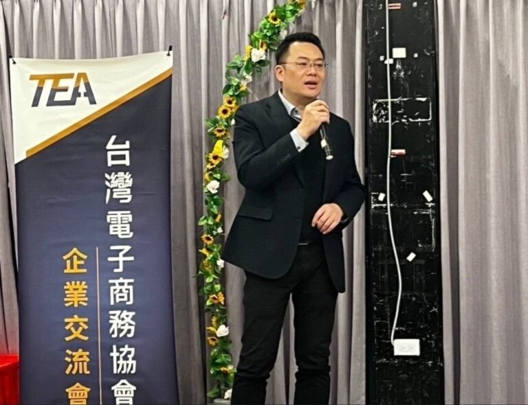 清淨海董事長羅允俊表示，此次聯名最大特色之一，是禮盒設計取材自 16 世紀大航海時代繪製的珍貴古地圖《海圖》。(圖／清淨海)