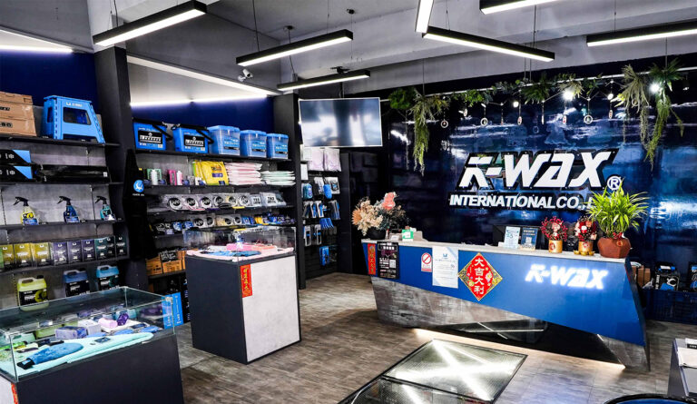 九月電商賽道火熱開跑，K-WAX以靈活的線上行銷手法，結合線下實體店面服務，緊抓住台灣車主的目光。（K-WAX官網提供）