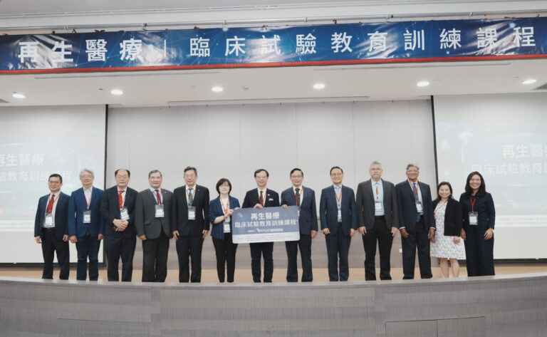 衛福部健保署長石崇良（中）、TPMS理事長周輝政（右六）、衛福部醫事司長劉越萍（左六）與貴賓合影。(圖/台灣精準醫學學會提供）