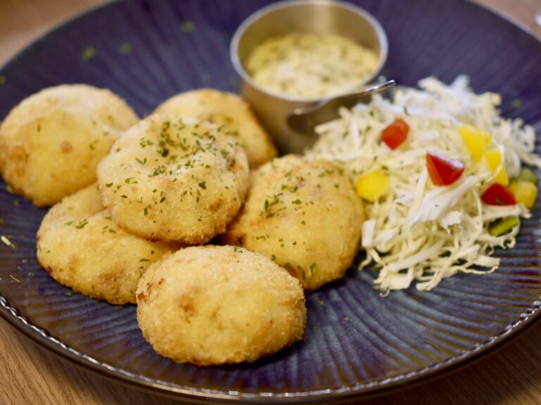 西班牙式白醬火腿可樂餅。(圖/ABV南洋餐酒館提供)