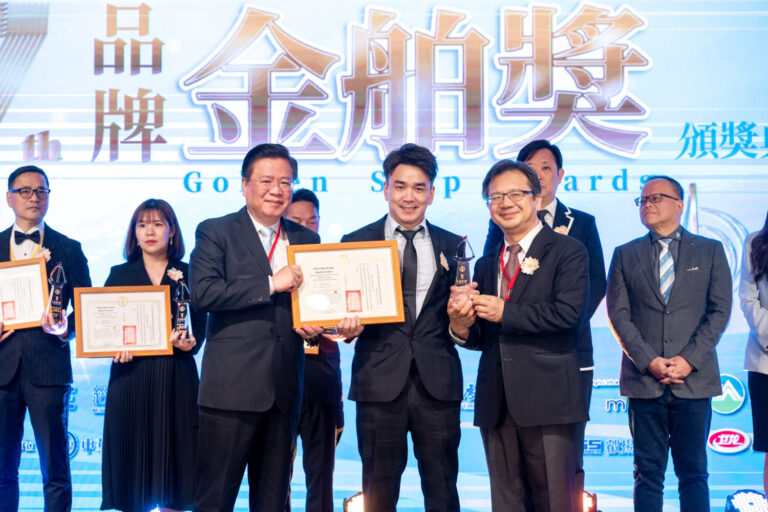 原味千尋創辦人-洪嘉男先生接過金舶獎獎盃。(圖/原味千尋提供)
