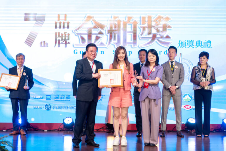 創立44年的舒妃，從頭皮到髮絲提供全方位照護，執行長黃湲真出席獲得金舶獎服務創新獎。（舒妃提供）