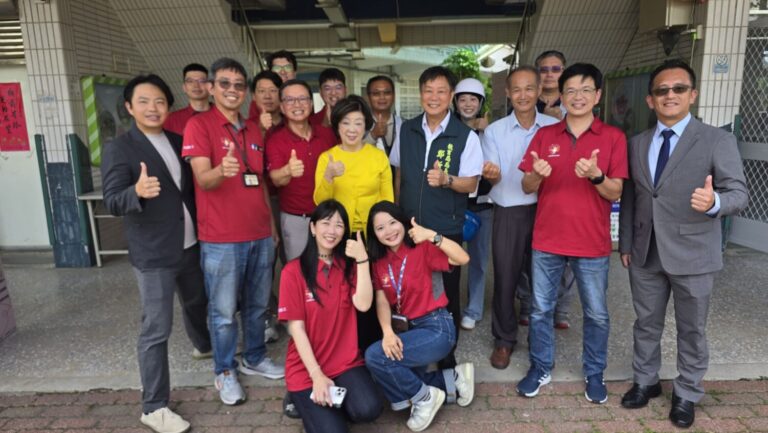 台積電慈善基金會張淑芬董事長(中)、台南市教育局鄭新輝局長(右)、台積電公共設施服務部鍾振武部經理(左)與丹娜絲風災復原團隊共同迎接樹林國小得以順利開學。(圖/台積電慈善基金會 提供)