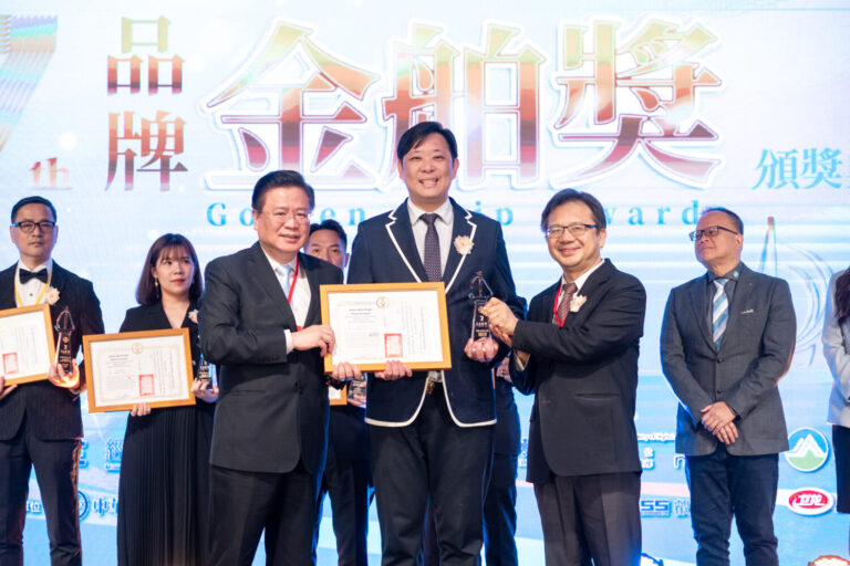 百鮮企業勇奪金舶獎，人稱「粉王」的總經理林裕閔（圖中）帶領公司推動品牌國際化。(圖/百鮮企業提供)