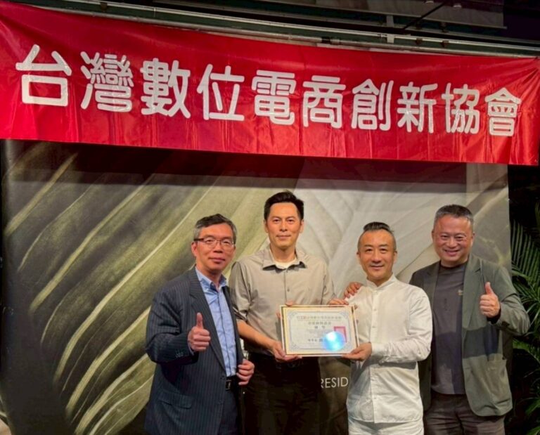 台智盟秘書長孟義超、陳瑩特助陳科豪、新任理事長胡世均、民進黨基隆市黨部主委林明智(由左至右)。(記者 趙靜姸翻攝)