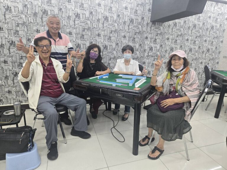 會員們大多都與「麻將教主」張華特(左二)有著十年以上的情誼。(記者 蔡尚芸攝)