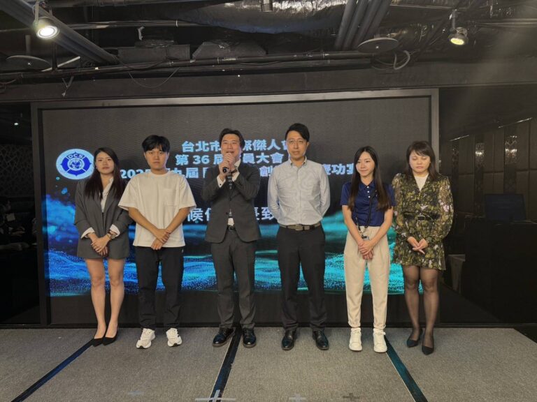 候任會長李偉業（左三）攜手年輕團隊登台，展現世代交替的活力與決心。(記者 趙靜姸翻攝)