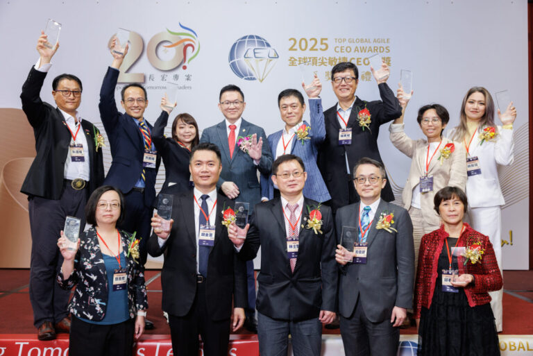 2025 全球頂尖敏捷 CEO 大獎得獎者：（上排左起）朱國權、方啟峰、洪翊亞、林恭平、楊東城、吳昱品、林筱薇 （下排左起）顏良修、胡金雲、林士智、呂佳諺、邱春華