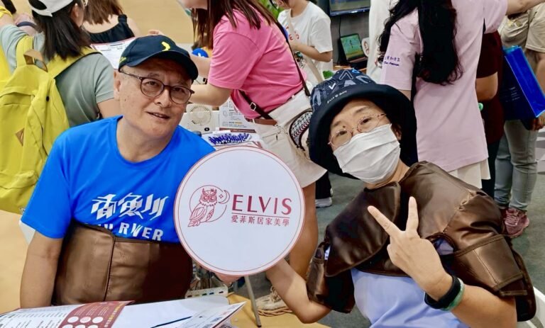 民眾於 ELVIS 愛菲斯展區開心展示石墨烯陶瓷溫熱輔具使用方式，吸引現場參觀者熱烈討論。（圖/ELVIS愛菲斯健康生技提供）