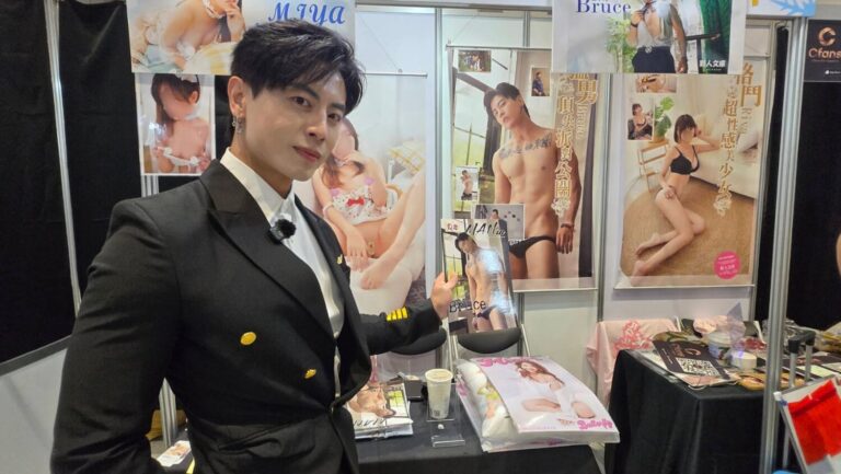 唐子元親自介紹自己的寫真作品，展現專業派對公關魅力與男色時尚的完美結合。(圖/野人文庫 提供)