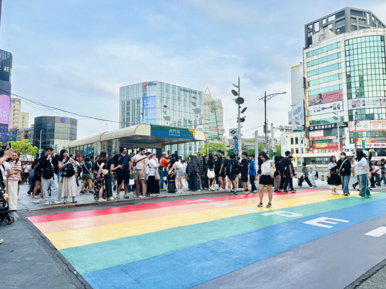 搭乘捷運西門站6號出口手扶梯，一踏出捷運口即是西門町琳瑯滿目的商店、人潮絡繹不絕。(圖/風傳媒拍攝)