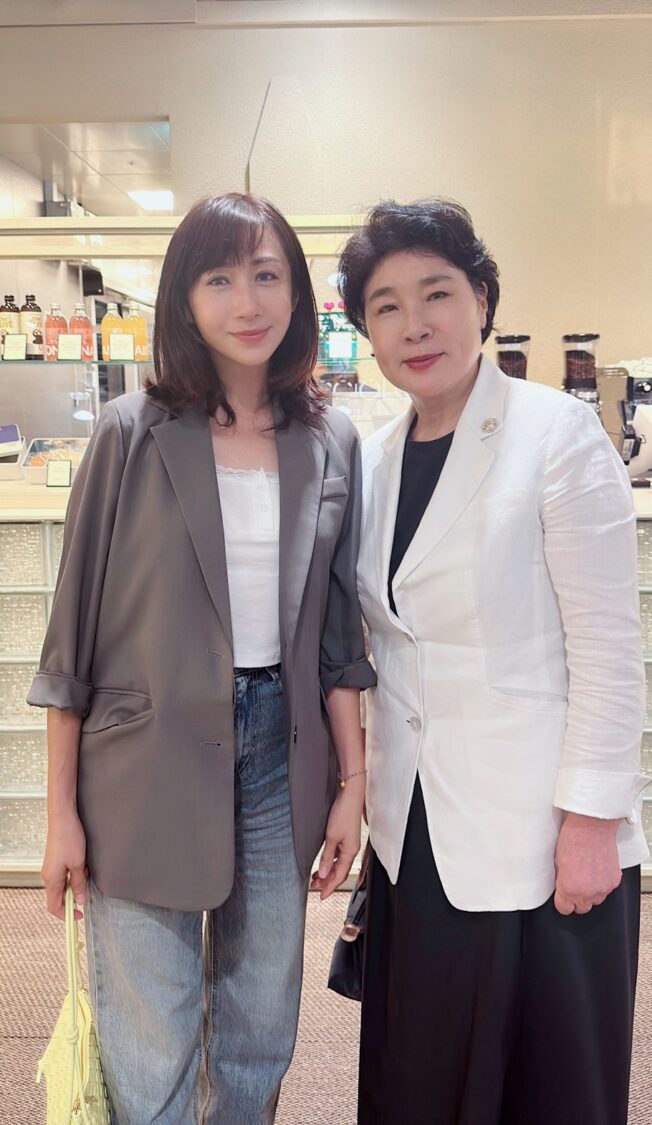 台北市議員許淑華日前赴韓參訪，與世界華人工商婦女企管協會韓國分會崔愛英會長進行交流。(翻攝畫面)