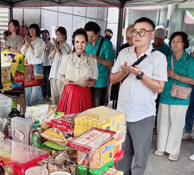創辦人盧宜鈴老師都以最虔誠的心意主持普渡祈福。(圖/亞太急難關懷救助協會提供)