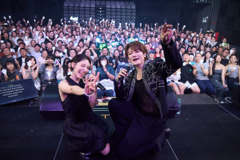 阿沁上海開唱與Lara梁心頤合唱全新改版的經典歌曲《月牙灣》。(圖/紅心字會 提供)