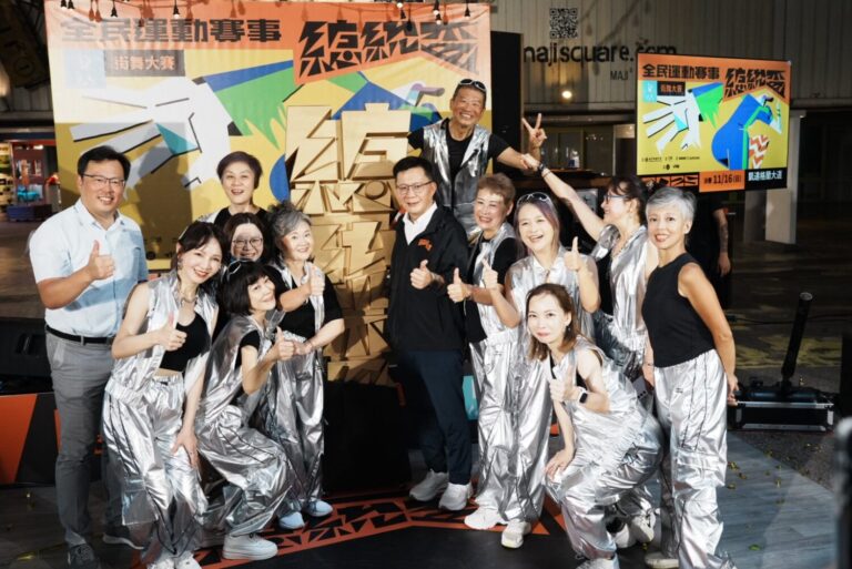 教育部次長與體育署署長和50+熟齡舞團合照。(圖/勝星娛樂 提供)