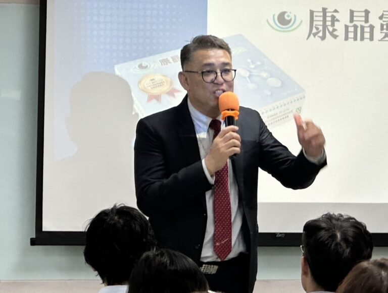 康立全球集團總裁鄺永泰帶領民眾共同關注「讓護眼行動隨時隨地進行」。(圖/主辦單位 提供)