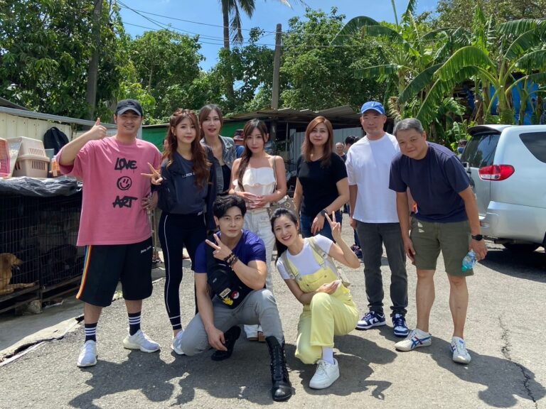(後排左起)鹿希派、最美禮生寧寧、魏萱、愛心大使星野優、參與志工們與馬來西亞粉絲，(前排左起)唐子元、韓雨潔共同大合照。(圖/調皮浪浪園區 提供)
