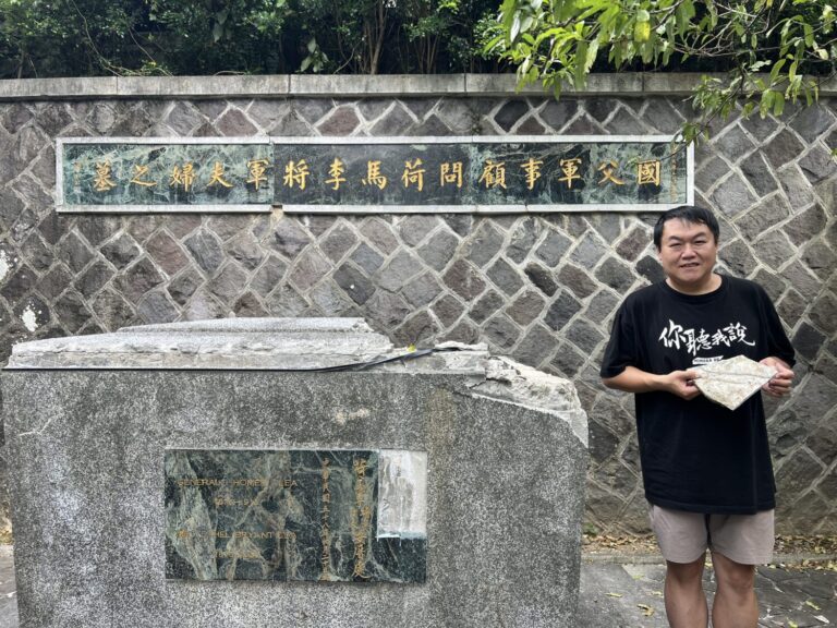 網路流傳「國父軍事顧問-荷馬李將軍」陵墓遭人惡意破壞、被盜」創作者司徒建銘實地勘查破除謠言。(圖/司徒娃娃 提供)