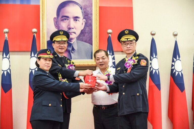 新竹縣警察局長交接典禮隆重舉行，內政部警政署委員黃家琦（中）監交，林建隆（右）正式接任局長一職，展現堅定肩負治安使命的決心。（圖/記者張家燁翻攝）