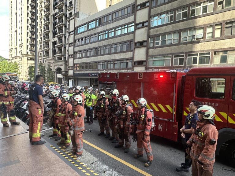 消防人員演練前整隊準備，模擬火災搶救任務編組及指令下達，強化團隊協作與即時應變能力。（圖/記者張家燁拍攝）