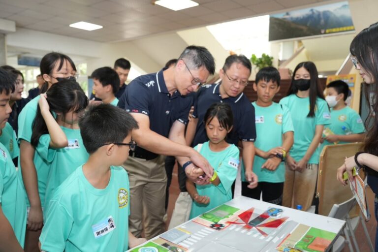 林建隆局長親自與學生進行交通安全互動遊戲，透過模擬場景提升學童道路安全知識與風險辨識力。（圖/記者張家燁翻攝）