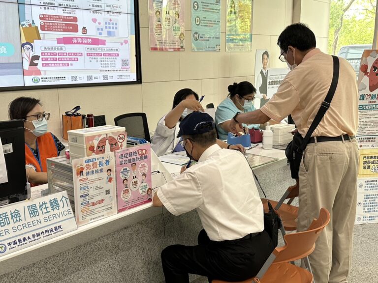 民眾於中醫大新竹附醫健檢櫃檯報到登記，醫護人員與志工團隊細心引導流程，協助長者順利完成各項免費健康檢查。（圖/記者張家燁翻攝）