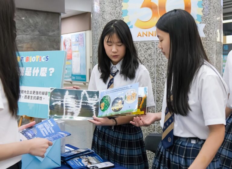 康乃薾國際實驗國高中學生在東元綜合醫院舉辦抗生素使用宣導活動，透過設計繪本與互動展示，向民眾說明抗生素抗藥性（AMR）的成因與預防方式，展現科普推廣熱忱。（圖/記者張家燁翻攝）