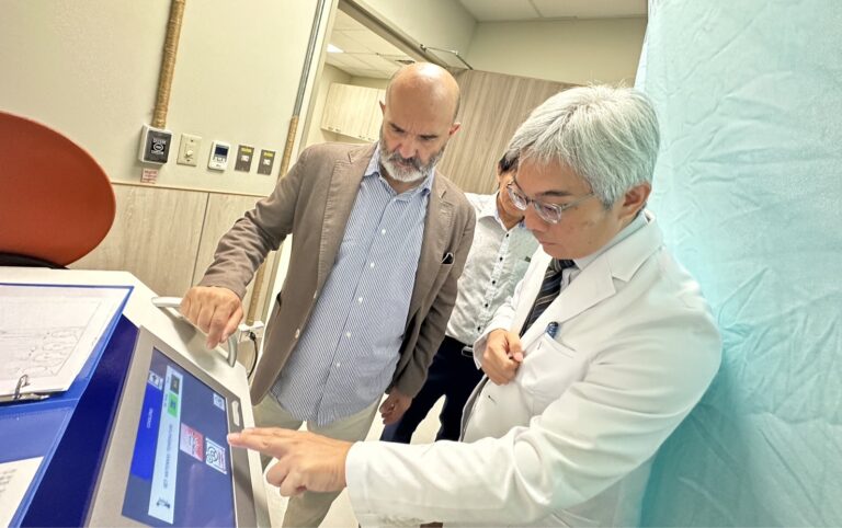 義大利籍HY-DEEP 600WM熱治療儀發明人Salvatore Conte（左）與中國醫藥大學新竹附設醫院放射腫瘤科主任郭于誠（右）交流設備操作與臨床應用經驗。（圖/記者張家燁翻攝）