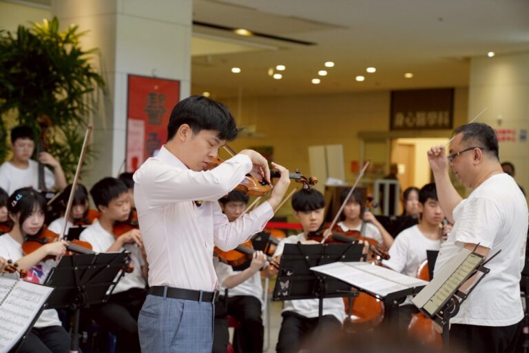 旅美小提琴家鄭逸豪（前）與桃園市立東興國中弦樂團於中國醫藥大學新竹附設醫院大廳公益演出，以悠揚樂聲撫慰病患與家屬心靈。（圖/記者張家燁翻攝）