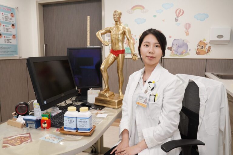 中國醫藥大學新竹附設醫院中醫科吳姵潁醫師，透過中藥調理與針灸治療，協助改善長輩顳顎關節症候群「咬牙切齒」困擾，讓患者生活品質獲得明顯提升。（圖/記者張家燁翻攝）