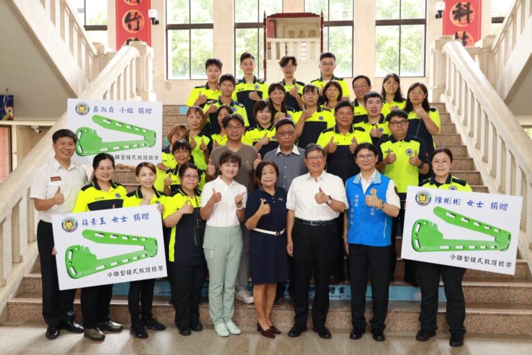 新竹縣政府消防局於 8 月 25 日舉行「鏟式救護擔架發表暨捐贈典禮」，由縣長楊文科（前排右三）主持，三位善心人士捐贈 31 具鏟式擔架，讓全縣救護車全面配置，提升院前救護效率與病患安全。（圖/記者張家燁翻攝）