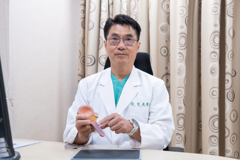 東元綜合醫院泌尿外科戴順慶醫師，示範陰莖構造模型，強調陰莖斷裂須及早手術修復，避免性功能受損。（圖/記者張家燁翻攝）