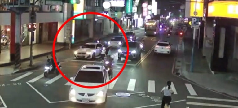 侯沁潔駕駛白色BMW違停遭攔查。(記者徐煜勝翻攝)