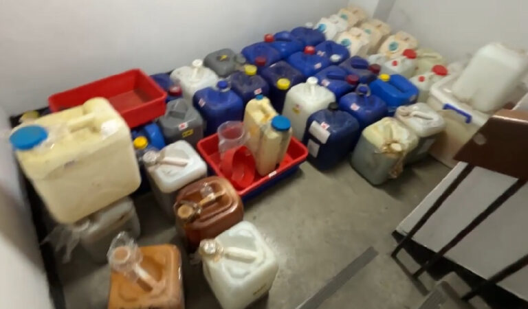 刑事局警方查扣製毒原料。(記者徐煜勝翻攝)