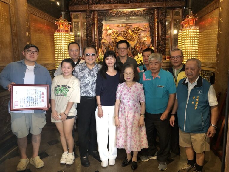 李家全先生(左三)默默投入地方公益捐款累積高達三百萬。(記者徐煜勝攝)