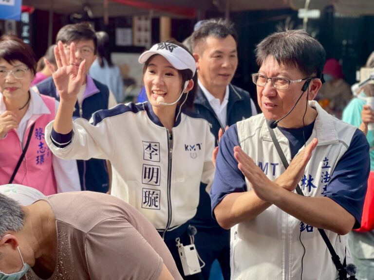 中國國民黨發言人李明璇（左二）與立委林思銘（右一）走入市場與民眾互動，沿途揮手呼籲支持反惡意罷免。（圖／林思銘委員辦公室提供）