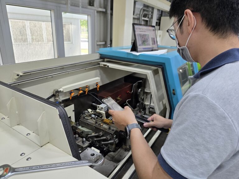 金屬中心建置的AI智慧調模系統，可根據畫面進行設備模具調整，調模時間縮短50%以上，對位精度62%以上，提高5%以上良率。（圖/工研院提供）