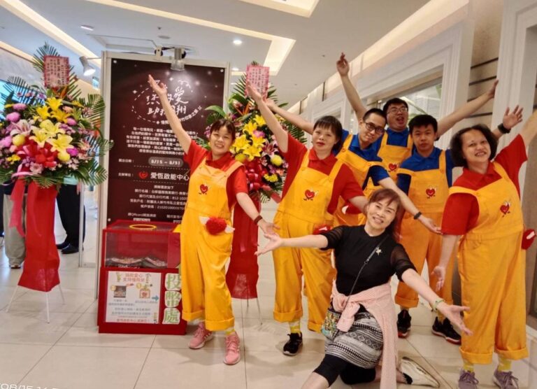 新竹資深名師彭琴娥20多年來風雨無阻,悉心用愛指導陪伴慢飛兒建立自信展翅飛翔。(圖/記者黃溎芬攝影)