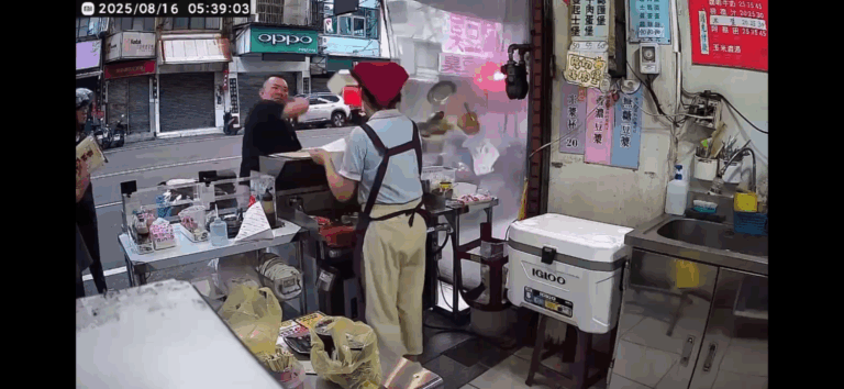 早餐店監視器畫面拍下黑衣男子情緒失控揮手動粗，女店員驚慌閃避，現場一片混亂。（圖/記者林照東翻攝）
