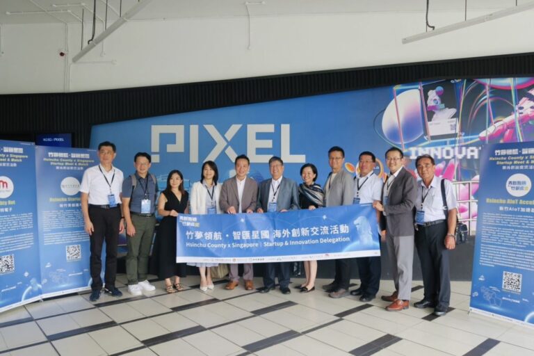 新竹縣長楊文科率領「竹夢領航・智匯星國」交流團,於新加坡IMDA PIXEL創新中心合影,展現新創跨境合作決心。(圖/新竹縣政府提供)