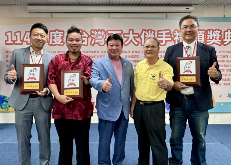 省商業總會施勝郎理事長（中）、新竹縣商會林漢隆理事長（右二）與得獎廠商合影留念，共同見證榮耀時刻。（圖/記者林照東攝）